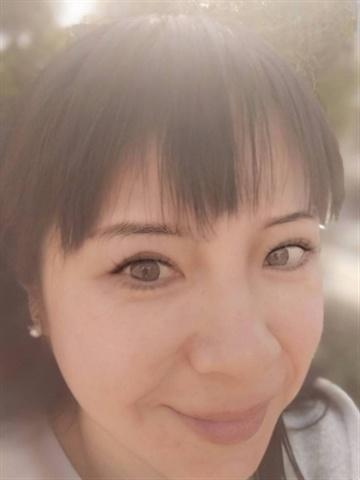 秦ひとみ